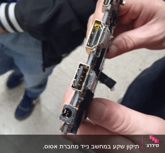 חיבורי USB ולוח אם מוחזקים בידיים